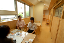 環境教育室でインタビューに答えてくれた永山将史先生と宮崎彰雄君。