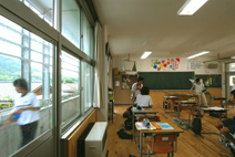南側窓がエコガラスに交換され、寒さが劇的に改善された普通教室。