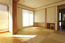 リビングと一体化の和室。襖紙もＴさんと伊藤さんで厳選したモダンな柄。