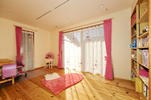 光の差し込む子ども部屋。ピンクとハートの明るく伸びやかな雰囲気で居心地良さそう。