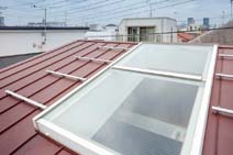 屋根側から見たトップライト。勾配は緩く、外側からの掃除も簡単にできる。窓枠には鋼板が使われ、耐火建築物対応となっている