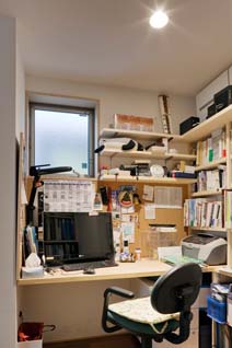 ＜暗の空間＞の代表であるTさんの書斎。囲われた最小スペースにも窓がつき、風通しが確保されている