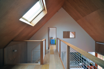 三角屋根にエコガラスの天窓 おおらかにして高性能な住まい-詳細写真01