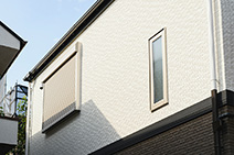Low-Eガラス窓の家で得た 性能・快適・プライバシー-西窓シャッター