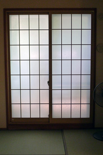 和紙風の意匠をほどこしたエコガラスを木調デザインの組子にはめこんだ、和室の内窓