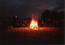 デンマークの夏は『聖ハンスの晩』から。浜辺の焚き火には多くの人が集まります。