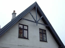 19世紀末に建てられた家でも、断熱材を加えて、断熱サッシの窓に代えれば、エネルギー効率の大きな向上が可能です。