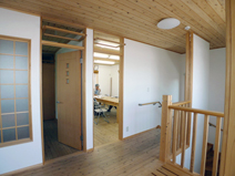 群馬県産の杉材・檜材を多用した社屋内部。最先端の省エネ住宅づくりの拠点は、自然素材にもこだわっている。