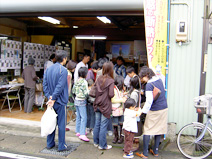 感謝祭の風景。「大工さんが端材をくれたり、パン屋さんが時間に合わせてメロンパンを焼いてくれたりと、近所の方々が協力してくださるんです」（写真提供：八幡ガラス）