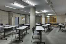 木ポイントの地下にある講習室は分厚いコンクリートの壁に囲まれ、真夏でもひんやりと涼しい。「これが、熱容量のなせる技ですよ」
