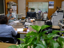 建設・建材業界を長く見てきたご意見番として、その未来を憂う気持ちは強い。「ガラスはもっと高機能ですばらしいものに変えられます。でも目的意識を持ち、スピーディでなければ売れてはいかない。新製品は80%できたら市場に出し、その後改良を重ねていけばいいのです」