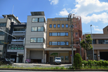 豊建との二人三脚でZEB化改修を成功させ、2015年に愛知県環境賞優秀賞を受賞した東海共同印刷は築30年のRC５階建。窓にはエコガラス（遮熱真空ガラス）が採用された