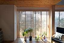 手がけた安曇野の住宅には、高さ2.2m超の掃き出し窓が連なる。アルゴンガス入りLow-Eガラスの入った製品を採用することで高い断熱気密性能を取得し、大開口でも寒くない室内環境を実現した