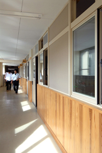 廊下の断熱と教室の遮熱がポイント 窓ガラスならエコガラス