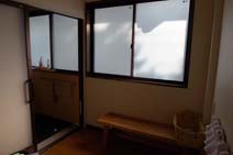 曇りタイプの真空ガラスが採用された浴室。患者さんの入浴時間は工事スケジュールを決める上での重要な要素のひとつとなった。プライバシーを重視し、脱衣スペースから完全個室化されている