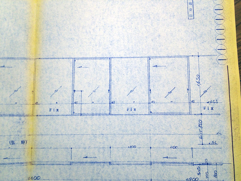 年季の入った青焼きの手描き図面には昭和55年という記載。竣工の前年に描かれたものだ