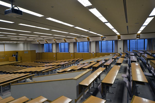 階段教室タイプの大講義室もエコガラスを採用した改修の対象となった。窓の外はドライエリアになっており、光の加減で青く見えている