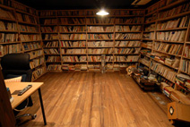 無窓の地下室は本と音楽の小宇宙。天井は寝室の壁と同じ濃紺のアクリルペイント、床はパイン材のオイル仕上げ。