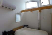 ソーラーシステムのダクトは2階寝室を通って床下まで続き、屋根で暖められた空気が1階の寒さを和らげる。
