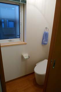 リビング近くのトイレは、高齢になってからの使い勝手を考えて吊りタイプの引き戸に。北向きの窓には家全体の風抜きの役割も。