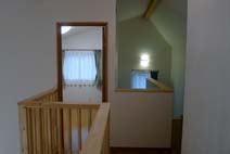 屋根の勾配がよくわかる、2階洋室と階段室。