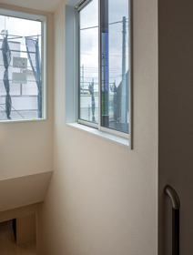 こだわりの窓がいっぱい。シンプル&快適な低炭素住宅-詳細写真10
