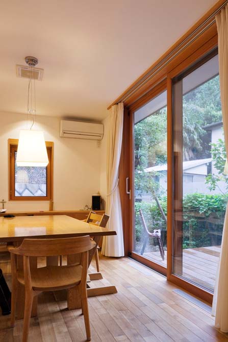 開けずにさわやか 大窓と木の住空間 窓ガラスならエコガラス