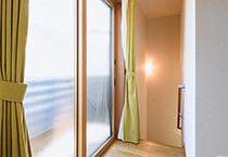Low-Eガラス窓の家で得た 性能・快適・プライバシー