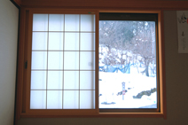 和室の雰囲気にマッチする、組格子がデザインされた内窓。