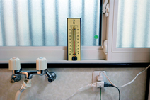 洗面所の温度計は、室内と外気との10度以上の温度差を示していた。