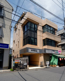 門前町の歴史を誇るアーケード街から一本入った商店街に建つ、ちょっとレトロな雰囲気の荒井邸。