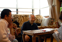荒井さん（中央）と加藤さん（左）のなごやかな会話は、相手に対する信頼感に満ちている。