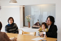 右から桐山和広さん、末のお嬢さん、奥様。上の男の子ふたりにご両親を含めた7人家族が集うダイニングを、エコガラスの出窓ギャラリーが彩る。