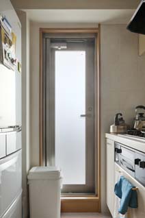 キッチン脇の勝手口扉も真空ガラスに交換され、北からの風が遮断されるように。
