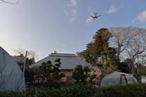 成田空港の南南東、ほんの数キロのN邸。B滑走路進入路の真下、移転対象地域ぎりぎりの位置に建つ。