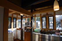西日を受けるキッチンにはエコガラスの腰窓がずらり。シンク前など換気をしたい部分以外は、サッシなしのFIX窓となっている。
