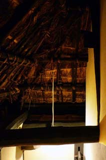 茅葺き屋根は昔も今もすぐれた断熱材。「葺き替えは何度かに分けてやります。一番最近は40～50年ほど前だったかな」二百年前の仕事が、現代の快適さを守っている。