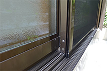 障子のある和室東側の窓は、既存のサッシを生かしてガラスだけをエコガラスに交換する「アタッチメント方式」を選択