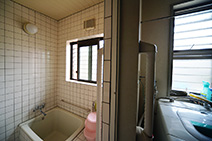 タイル張りの風呂場と脱衣室にはともに北窓がある。エコリフォームするまでは入浴時の寒さが気になった