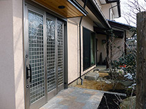 アルミ製でありながら、格子のデザインが日本家屋の雰囲気にうまくとけ込んでいる玄関引戸