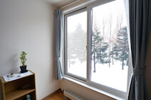 2階寝室の窓に結露は全く見られない。外には小雪が舞っていた