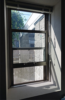 玄関脇にあるシングルハングの上げ下げ窓。F邸でもっとも多く使われている開口で、すべて出窓仕様になっている。この家のコンセプトを表す代表的なデザインのひとつだろう